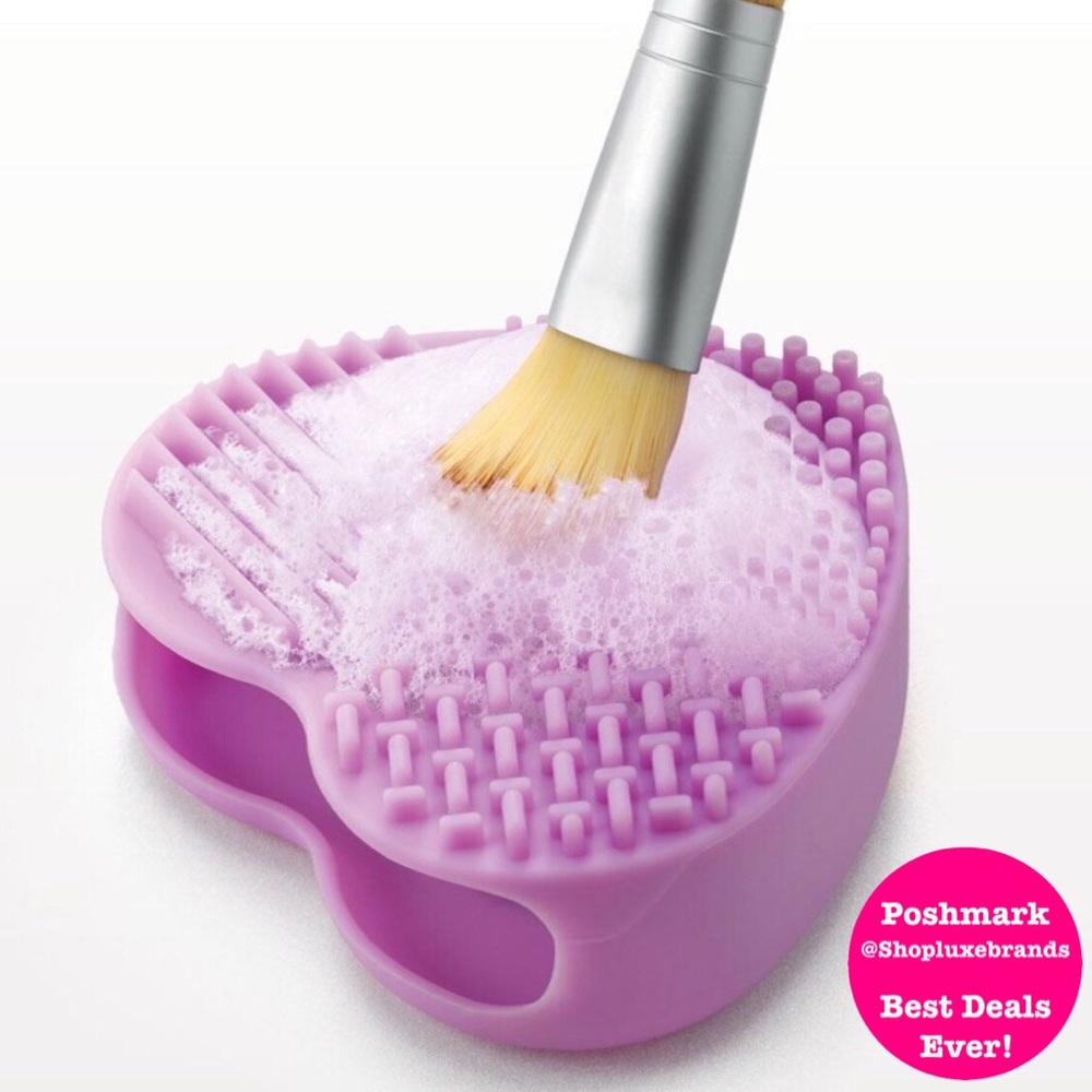 Silicone heart shaped brush cleansing